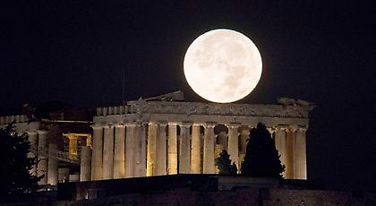 Το φεγγάρι «αγκάλιασε» τη Γη