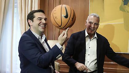 «Ο Τσίπρας θέλει να παίξει μπάσκετ με τον Ομπάμα»