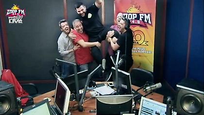Ο Τρομάρας «ισοπέδωσε» το στούντιο του ΣΠΟΡ FM (video)