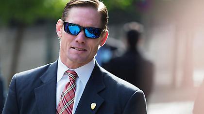 O σκληροτράχηλος bodyguard του Ομπάμα έξω από το Μαξίμου (pic)