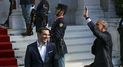 Ποιον χαιρετούσε ο Ομπάμα καθώς έφτανε στο Μέγαρο Μαξίμου