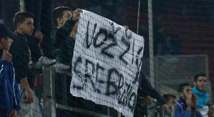 Εντοπίστηκε ο κάτοχος του φασιστικού πανό για τη σφαγή της Σρεμπρένιτσα