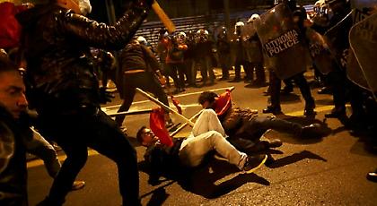 Μολότοφ και δακρυγόνα στη Σταδίου