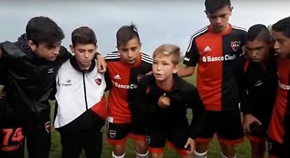 Συγκλονιστική ομιλία του… 10χρονου αρχηγού της Νιούελς Ολντ Μπόις στους συμπαίκτες του! (video)