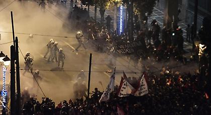 Φωτιές και οδοφράγματα γύρω από το Πολυτεχνείο (pics/video)