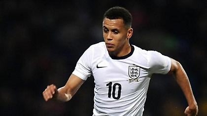 Κοιτάζει Ράβελ Μόρισον η Χαλ