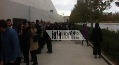 Βουλευτές, επιχειρηματίες, ηθοποιοί στις ατελείωτες ουρές από το «ΙΣΝ» για να ακούσουν τον Ομπάμα