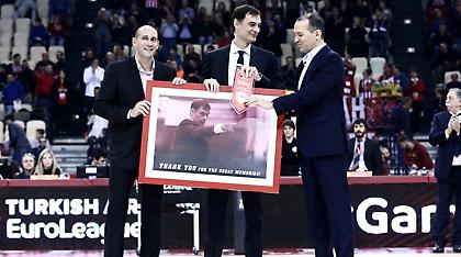 Θερμό χειροκρότημα και αναγνώριση για Μπαρτζώκα στο ΣΕΦ (video)