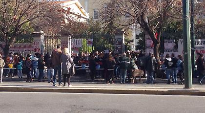 Πολυτεχνείο 2016: Επίθεση με πέτρες σε όχημα της αστυνομίας - Ξεκινά στις 15:00 η πορεία