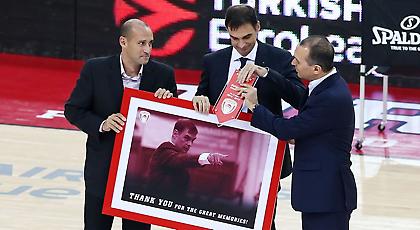 Η βράβευση του Γιώργου Μπαρτζώκα από... μέσα (video)