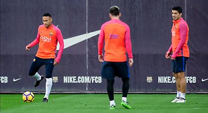 O Nεϊμάρ… γλεντάει τον Μέσι και τους συμπαίκτες του στην προπόνηση της Μπαρτσελόνα (video)