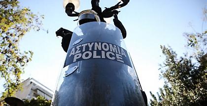 Οδοφράγματα στήνουν νεαροί γύρω από το Πολυτεχνείο