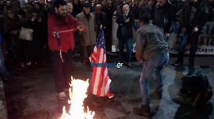 Θεσσαλονίκη: Διαδηλωτές έκαψαν αμερικανική σημαία
