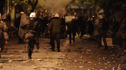 Μολότοφ, φωτιές και πετροπόλεμος στα Εξάρχεια - Οδοφράγματα γύρω από το Πολυτεχνείο