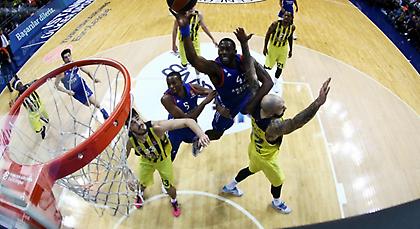 Το τρομερό κάρφωμα του Ντάνστον στο πρόσωπο του Βέσελι (video)