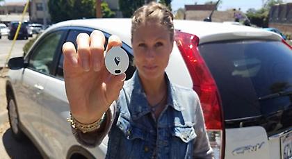 Συσκευή εντοπισμού του αυτοκινήτου στο μέγεθος νομίσματος