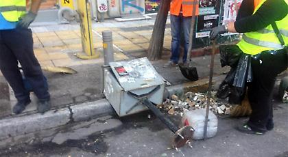 Εικόνες καταστροφής στο Πολυτεχνείο: Σπασμένα μάρμαρα, φανάρια και παντού αποκαΐδια