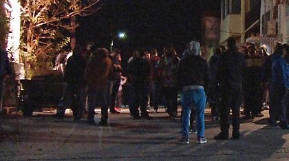 Ώρα μηδέν στα hotspot: Τα σπάνε μετανάστες και ακροδεξιοί, συναγερμός στην ΕΕ