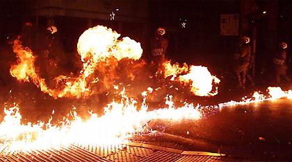 Πολυτεχνείο: Έσπασαν - έκαψαν «τιμής ένεκεν» και η Αστυνομία... απλός θεατής