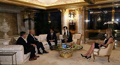 Η κόρη του Ντόναλντ Τραμπ, Ιβάνκα, παρούσα στη συνάντησή του με τον Ιάπωνα πρωθυπουργό Άμπε