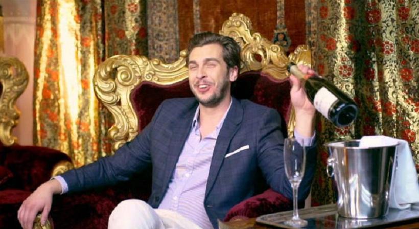 Τζόκερ στον έρωτα! Δείτε με ποια έχει σχέση ο «κακός ανιψιός» της διαφήμισης