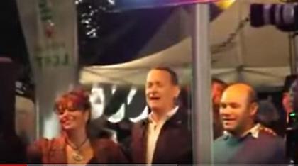 Ο Τομ Χανκς φώναξε σε ελληνικό γλέντι: «Είναι ωραίο να είσαι Έλληνας»