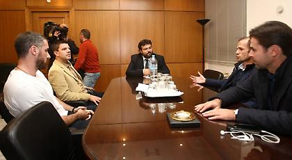 Τα λέει με τους πρωταθλητές του 2004 ο Τσίπρας