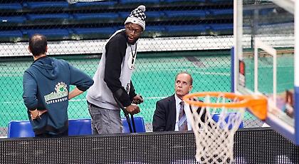 Μπήκε με πατερίτσες και αποθεώθηκε ο Γκιστ (pics/video)