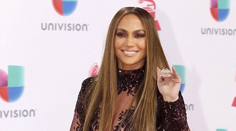 Σκέτη απόλαυση η Jennifer Lopez με τη see through ολόσωμη φόρμα της