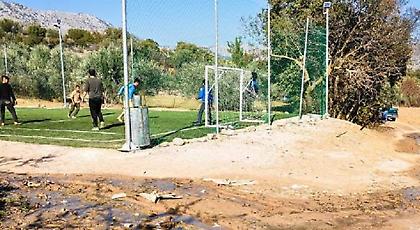 Χίος: Νεκρή ζώνη τα χωράφια γύρω από το hotspot -Αγανακτισμένοι οι ντόπιοι (pics/video)