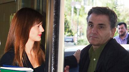 Δημοσιονομικό κενό 600 εκατ. ευρώ «βλέπουν» για το 2018 οι θεσμοί