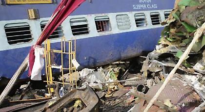 Πάνω από 100 νεκροί μετά από εκτροχιασμό τρένου στην Ινδία -Ψάχνουν ακόμη για παγιδευμένους