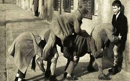 Κρυφτό, βόλοι και μακριά γαϊδούρα: Ρετρό φωτογραφίες από παιδικά παιχνίδια μιας άλλης εποχής!