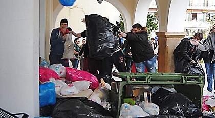 Ζάκυνθος: Πολίτες πέταξαν σακούλες με σκουπίδια, αβγά και ντομάτες στο δημαρχείο (pics/video)