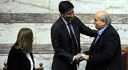 Κατατέθηκε ο προϋπολογισμός: Νέοι φόροι 2,5 δισ. -Καταιγίδα περικοπών