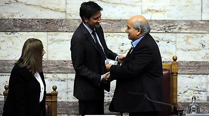 Προϋπολογισμός: Παίρνουν 51 δισ. σε φόρους και υπόσχονται κοινωνικό μέρισμα