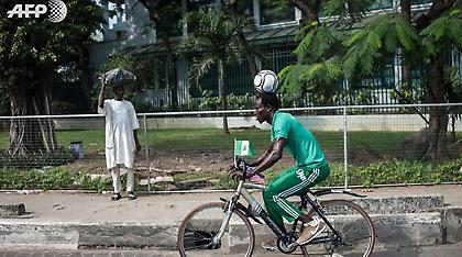 Απίστευτο κατόρθωμα: Ταξίδεψε 103χλμ. κάνοντας ποδήλατο με μια μπάλα «κολλημένη» στο κεφάλι του
