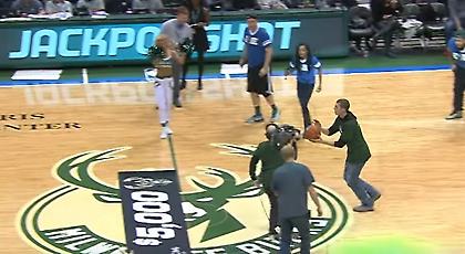 Τα βάζει ο Giannis, τα βάζουν και οι φίλαθλοι (video)