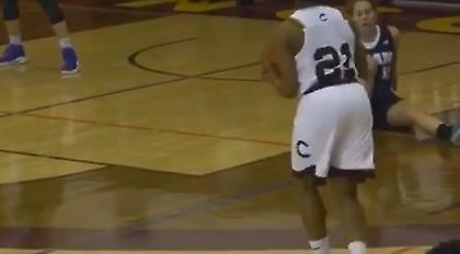 Ντρίμπλα που ξάπλωσε αντίπαλο στο παρκέ σε γυναικείο μπάσκετ (video)