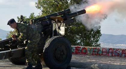 Οι κανονιοβολισμοί στον Λυκαβηττό την ώρα της κηδείας του Κωστή Στεφανόπουλου (pics)