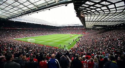 Μέχρι πού μπορεί να φτάσει ένας… τσαμπατζής για να δει ντέρμπι στο «Ολντ Τράφορντ»;