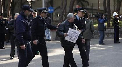 Απρόοπτο συμβάν με άνδρα στην κηδεία του Κωστή Στεφανόπουλου (pics)