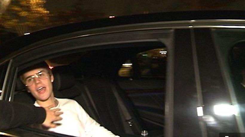 Ο Μπίμπερ χτύπησε άγρια θαυμαστή του, γιατί προσπάθησε να τον αγγίξει (video)