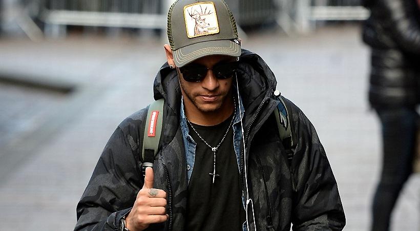 Ρε Νεϊμάρ, θα σου πέσει το παντελόνι! (pics)