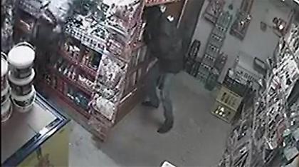 Άνω Λιόσια: Δείτε αδίστακτους κουκουλοφόρους να κατακλέβουν με μανία περίπτερο