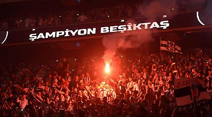 Συγκινητικό μήνυμα: Το βουβό «σύνθημα» των οπαδών της Μπεσίκτας (video)