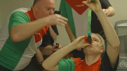 ΑΠΙΣΤΕΥΤΟ! Μεθυσμένοι ποδοσφαιριστές προσπαθούν να παίξουν μπάλα! (video)