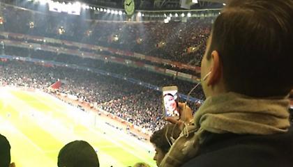 Παντόφλα: Πήγε να δει Άρσεναλ - Παρί και μιλούσε ένα ημίχρονο στην... κοπέλα του! (pic)