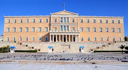 Στα πορτοκαλί την Παρασκευή η Βουλή για τη βία ενάντια στις γυναίκες