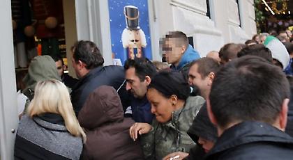 Ουρές και σπρωξίματα στην Ελλάδα για τη Black Friday